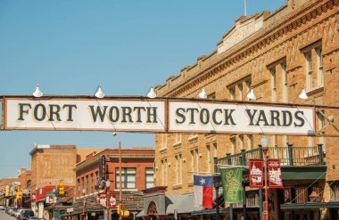 Fort Worth, Teksas - Eylül 2009: Fort Worth Stock tersanelerinde binaların önünde caddenin üzerinde bir tabela yakından görünümü
