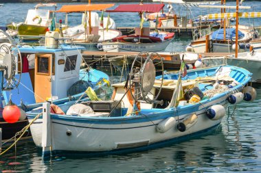 Isle Of Capri, İtalya - Ağustos 2019: Küçük balıkçı teknesi Capri Adasındaki limanda diğer teknelerle bağlantılı.