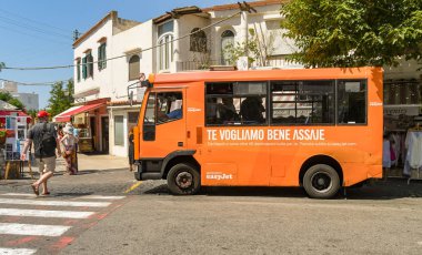 Isle Of Capri, İtalya - Ağustos 2019: Otobüs Anacapri otobüs durağında durdu. Dar ve dolambaçlı yolları nedeniyle adada küçük otobüsler kullanılmaktadır..