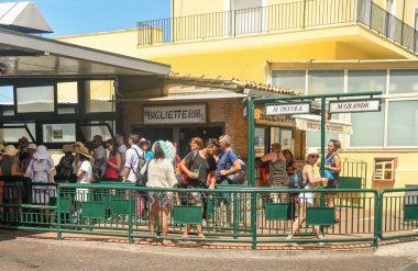 Isle Of Capri, İtalya - Ağustos 2019: Capri kasabasındaki otobüs durağında kuyrukta kuyrukta