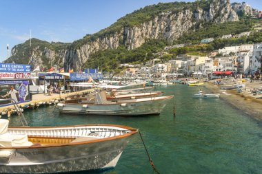 Isle Of Capri, İtalya - Ağustos 2019: Capri Isle limanında rıhtımda demirlemiş küçük tekneler