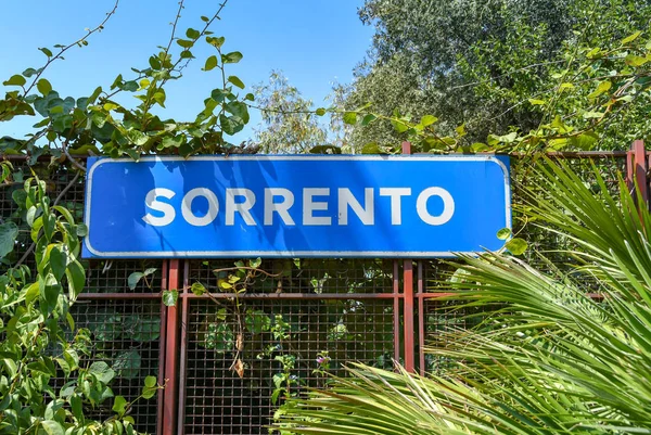 Sorrento Italien Augusti 2019 Skylt Med Stationsnamn Plattform Sorrento Railway — Stockfoto