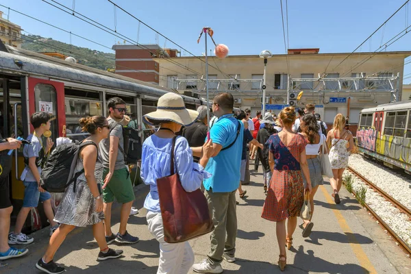 Sorrento, İtalya - Ağustos 2019: İnsanlar Sorrento tren istasyonunda trenden iniyor.