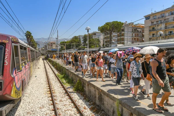 Sorrento Italia Agosto 2019 Multitud Personas Que Llegan Estación Tren — Foto de Stock
