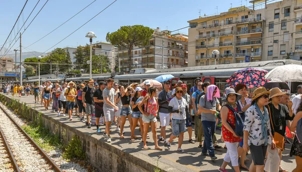 Sorrento Italia Agosto 2019 Multitud Personas Que Llegan Estación Tren — Foto de Stock