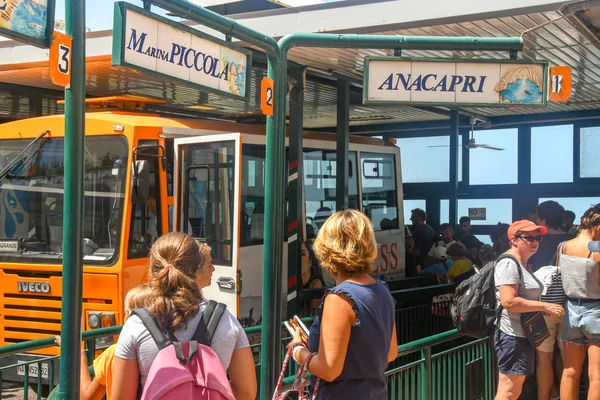 Isla Capri Italia Agosto 2019 Personas Estación Autobuses Ciudad Capri — Foto de Stock