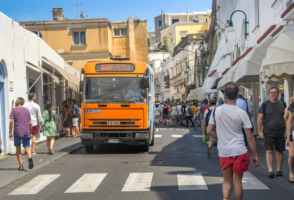 Isla Capri Italia Agosto 2019 Autobús Pequeño Que Atraviesa Calle — Foto de Stock