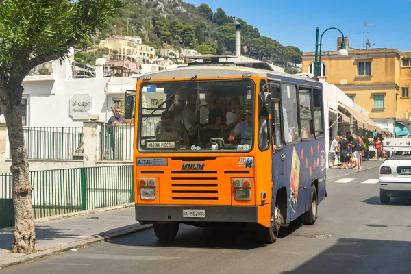 Capri Isle, İtalya - Ağustos 2019: Tepenin eteklerindeki limana gitmek için Capri kentinden ayrılan otobüs. Dar ve dolambaçlı yolları nedeniyle adada küçük otobüsler kullanılmaktadır..