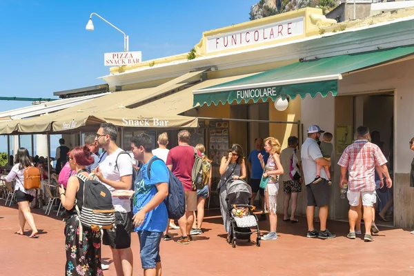 Isle Of Capri, İtalya - Ağustos 2019: Capri kasabasındaki füniküler tren istasyonu nun dışındaki insanlar.