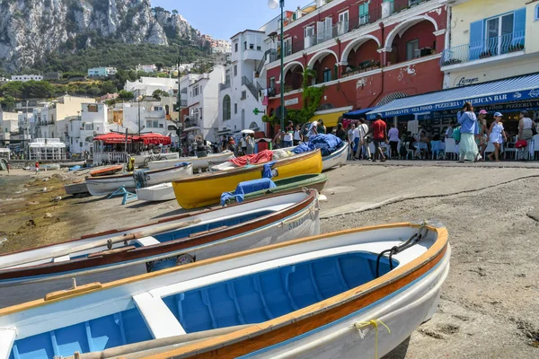 カプリ島 イタリア 2019年8月 カプリ島の港の海岸に水から小さな木製の漁船 — ストック写真