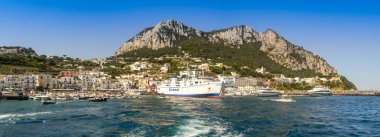 Isle Of Capri, İtalya - Ağustos 2019: Capri adasındaki limanın panoramik manzarası. Bir ferrry limana demirledi..