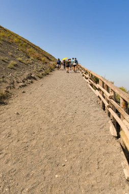 Napoli, İtalya - Ağustos 2019: Napoli'nin eteklerindeki Vezüv Yanardağı kraterine kadar dik yol.