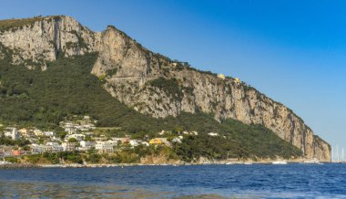 Isle Of Capri, İtalya - Ağustos 2019: Dağlık Capri adasının manzara manzarası. Dağın tepesine doğru bir dağ yolu görülebilir..