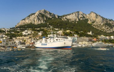 Isle Of Capri, İtalya - Ağustos 2019: Feribot Capri adasındalimana demirledi.