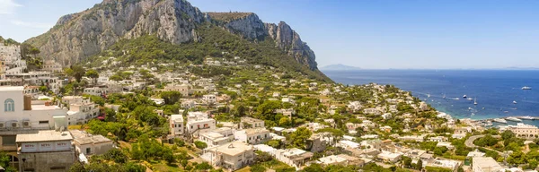 Isle Of Capri, İtalya - Ağustos 2019: Capri şehrinden bakıldığında Capri Isle of Capri'deki evlerin panoramik görünümü.