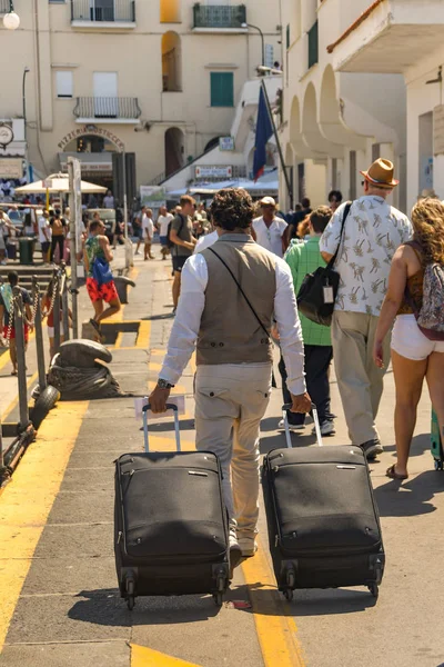 Insel Capri Italien August 2019 Person Zieht Koffer Auf Dem — Stockfoto