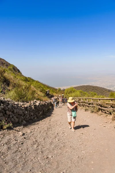 Napoli, İtalya - Ağustos 2019: Napoli eteklerinde ki Vezüv Yanardağı kraterine giden yolda yürüyen kişi.