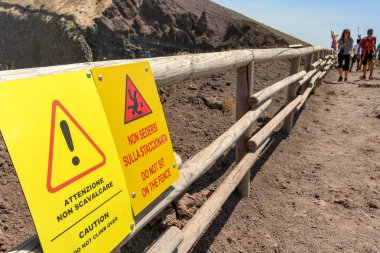 Napoli, İtalya - Ağustos 2019: Ziyaretçileri Vezüv Yanardağı kraterinin etrafındaki çitlere tırmanmamaları veya üzerine çıkmamaları konusunda uyarı işaretleri.