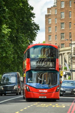 Londra, İngiltere - Haziran 2018: Londra'nın merkezindeki Park Lane'de Red Public service otobül