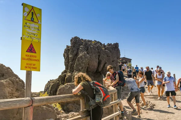 Naples Italia Agosto 2019 Gente Camino Alrededor Del Cráter Del — Foto de Stock