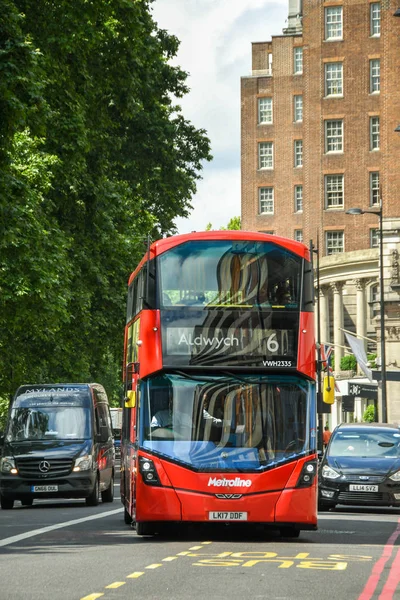 ロンドン イングランド 2018年6月 ロンドン中心部のパークレーンで赤い公共サービスバス — ストック写真