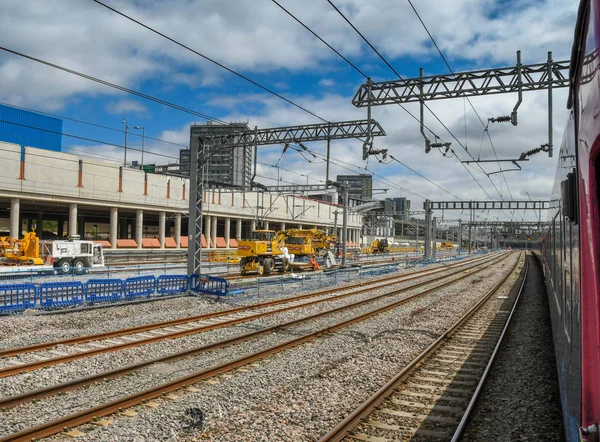 London England June 2018 View Train New Gantries Overhead Cabling — Stock Photo, Image