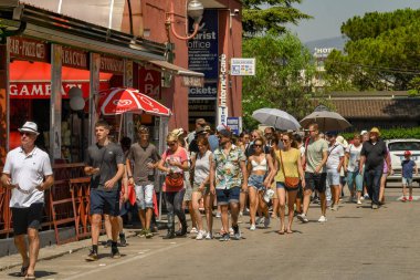 Pompeii, Napoli yakınlarında, İtalya - Ağustos 2019: Pompeii Scavi'deki istasyonun girişinden ayrılan bir grup ziyaretçi tarihi kalıntıları ziyaret etmek için
