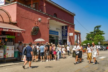 Pompeii, Napoli yakınlarında, İtalya - Ağustos 2019: Pompeii Scavi'deki istasyonun girişinden ayrılan bir grup ziyaretçi tarihi kalıntıları ziyaret etmek için