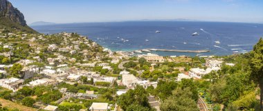 Isle Of Capri, İtalya - Ağustos 2019: Capri şehrinden bakıldığında Capri Adasındaki limanın panoramik manzarası.