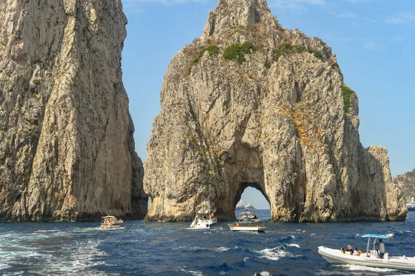 Capri Italia Elokuu 2019 Pienet Veneet Jonottavat Kulkea Faraglionin Kallion — kuvapankkivalokuva