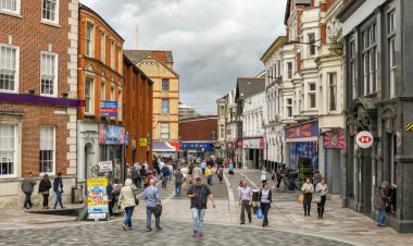 Pontypridd, Galler - Ağustos 2019: Pontypridd'deki Taff Street. Bu vadiler şehrin ana alışveriş caddesi.