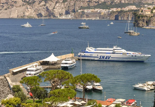 Sorrento Itália Agosto 2019 Vista Aérea Uma Grande Balsa Atracada — Fotografia de Stock