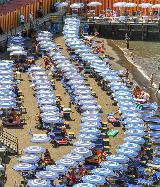 Sorrento Italië Augustus 2019 Rijen Van Parasols Een Klein Zandstrand — Stockfoto