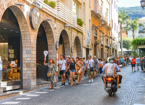 Sorrento Włochy Sierpień 2019 Tour Guide Trzyma Się Numerowany Znak — Zdjęcie stockowe