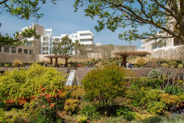 Los Angeles, Kaliforniya - Mayıs 2009: Robert Irwins Central Garden Getty Center arka planda Getty Müzesi binaları ile.