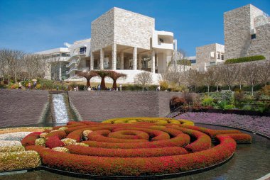 Los Angeles, Kaliforniya - Mayıs 2009: Robert Irwins Central Garden Getty Center arka planda Getty Müzesi binaları ile