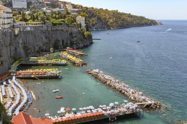 Sorrento, İtalya - Ağustos 2019: Sorrento'daki kayalıkların altında yüzme alanı ve küçük kumlu plaj