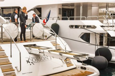 Cannes, Fransa - Nisan 2019: Cannes limanında kaldıktan sonra güçlendirilmiş gangway ekipmanLarını çalıştıran bir süper yatın arkasında mürettebat üyesi