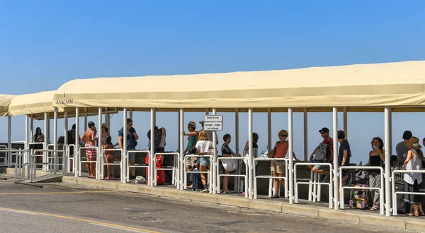 Capri Italië Augustus 2019 Mensen Wachtrij Bij Bushalte Bij Haven — Stockfoto