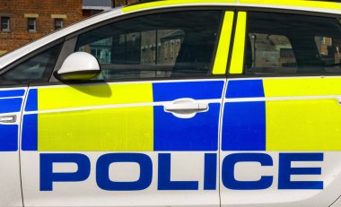 Glocester, İngiltere - Eylül 2019: Gloucester şehir merkezinde park etmiş bir polis devriye aracının yan görüntüsünü yakından takip edin