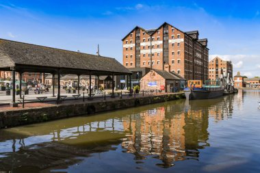 Gloucester Quays, İngiltere - Eylül 2019: Gloucester Quays'daki eski Llanthony Warehouse'da bulunan Ulusal Su Yolları Müzesi'nin dış görünümü.