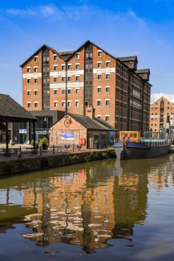 Gloucester Quays, İngiltere - Eylül 2019: Gloucester Quays'daki eski Llanthony Warehouse'da bulunan Ulusal Su Yolları Müzesi'nin dış görünümü.