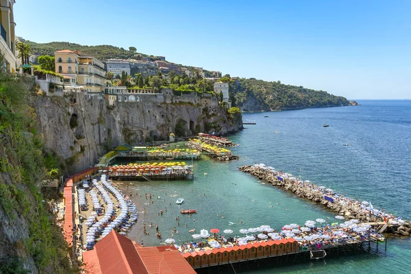 Sorrento Włochy Sierpień 2019 Kąpielisko Mała Piaszczysta Plaża Pod Klifami — Zdjęcie stockowe