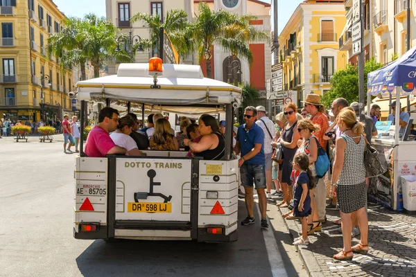 Sorrento Italia Agosto 2019 Personas Esperando Para Subirse Tren Turístico — Foto de Stock