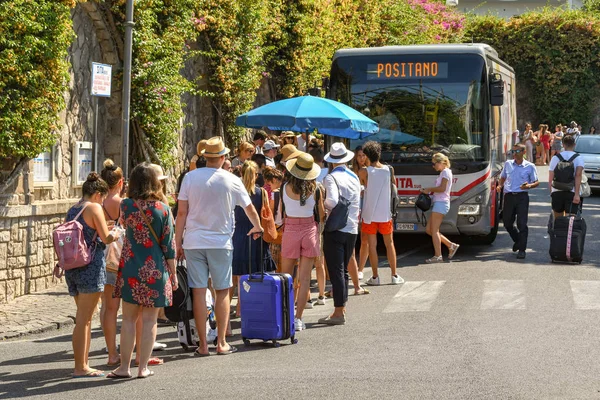 Neapol Itálie Srpen 2019 Dlouhá Fronta Lidí Čekajících Chytni Autobus — Stock fotografie