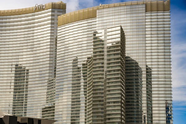 Las Vegas Usa มภาพ 2019 ภาพสะท อนในแผงกระจกของอาเร สอร ทและโรงแรมบนถนนลาสเวก งเป — ภาพถ่ายสต็อก