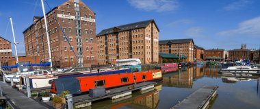 Gloucester Quays, İngiltere - Eylül 2019: Gloucester Rıhtımları'ndaki yenilenmiş eski rıhtımlarda demirlemiş teknelerin panoramik görünümü.