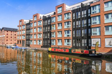 Gloucester Quays, İngiltere - Eylül 2019: Gloucester Quays'daki yenilenmiş eski rıhtımlarda waterside daireleri.