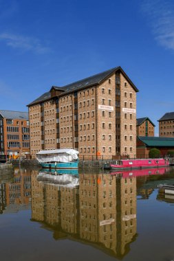 Gloucester Quays, İngiltere - Eylül 2019: Waterside apartments inn, Gloucester Quays'daki yenilenmiş eski rıhtımdaki depolara dönüştürülmüş.