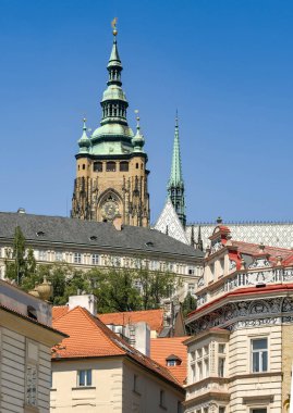 Prag, Çek Cumhuriyeti - Temmuz 2018: Prag'daki St Vitas Katedrali'nin saat kulesi mavi gökyüzüne karşı.